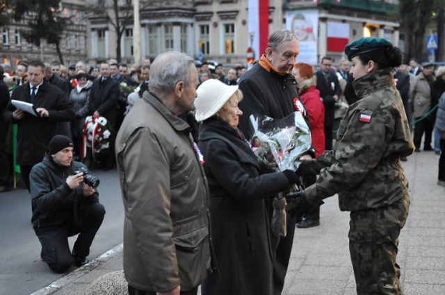 Apel pamięci, wspólne śpiewanie pieśni patriotycznych i poezja Kamila Cypriana Norwida w interpretacji aktorki Ewy Błaszczyk - tak wyglądały oficjalne, miejskie obchody Święta Niepodległości w Szczecinie. Fot. Łukasz Szełemej [Radio Szczecin] Uroczystości 11 Listopada w Szczecinie [ZDJĘCIA, WIDEO]