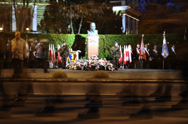 Apel pamięci, wspólne śpiewanie pieśni patriotycznych i poezja Kamila Cypriana Norwida w interpretacji aktorki Ewy Błaszczyk - tak wyglądały oficjalne, miejskie obchody Święta Niepodległości w Szczecinie. Fot. Łukasz Szełemej [Radio Szczecin] Uroczystości 11 Listopada w Szczecinie [ZDJĘCIA, WIDEO]