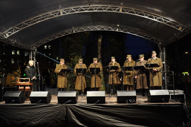 Apel pamięci, wspólne śpiewanie pieśni patriotycznych i poezja Kamila Cypriana Norwida w interpretacji aktorki Ewy Błaszczyk - tak wyglądały oficjalne, miejskie obchody Święta Niepodległości w Szczecinie. Fot. Łukasz Szełemej [Radio Szczecin] Uroczystości 11 Listopada w Szczecinie [ZDJĘCIA, WIDEO]