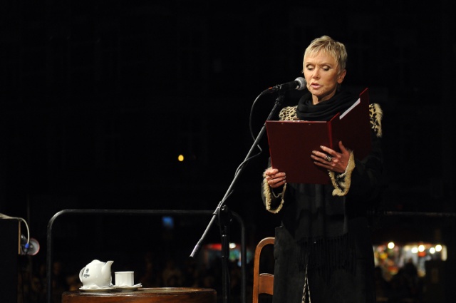 Apel pamięci, wspólne śpiewanie pieśni patriotycznych i poezja Kamila Cypriana Norwida w interpretacji aktorki Ewy Błaszczyk - tak wyglądały oficjalne, miejskie obchody Święta Niepodległości w Szczecinie. Fot. Łukasz Szełemej [Radio Szczecin] Uroczystości 11 Listopada w Szczecinie [ZDJĘCIA, WIDEO]