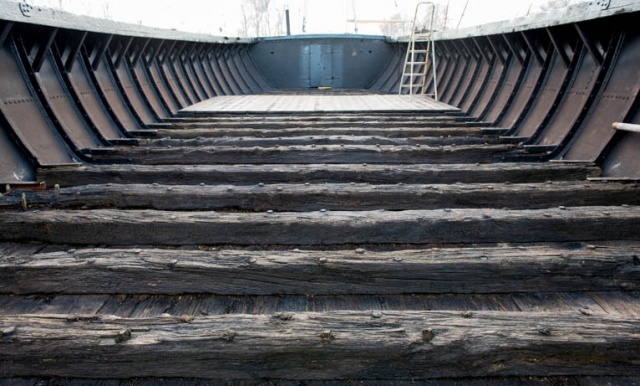 Ponad stuletnia barka, wyłowiona z Odry, przeszła generalny remont. Fot. Jarosław Gaszyński [Radio Szczecin] Historyczna barka po remoncie. Nie ma gdzie jej wystawić [ZDJĘCIA]