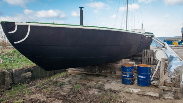 Ponad stuletnia barka, wyłowiona z Odry, przeszła generalny remont. Fot. Jarosław Gaszyński [Radio Szczecin] Historyczna barka po remoncie. Nie ma gdzie jej wystawić [ZDJĘCIA]