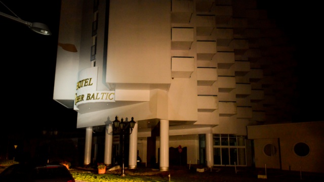 Międzydroje - Hotel Amber Baltic bez prądu. Fot. Jarosław Gaszyński [Radio Szczecin] Huragan nad morzem. "Ksawery" daje się we znaki [ZDJĘCIA, WIDEO]