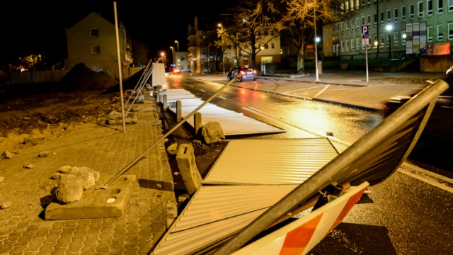 Przewrócony płot przy ul. Bema w Świnoujściu. Fot. Jarosław Gaszyński [Radio Szczecin] Huragan nad morzem. "Ksawery" daje się we znaki [ZDJĘCIA, WIDEO]