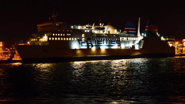 Żaden prom nie wypłynął ze Świnoujścia. Fot. Jarosław Gaszyński [Radio Szczecin] Huragan nad morzem. "Ksawery" daje się we znaki [ZDJĘCIA, WIDEO]