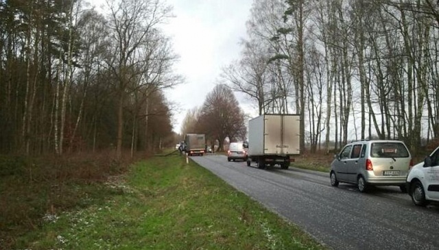 Droga między Gryficami a Trzebiatowem przed wsią Kłodkowo. Fot. Piotr Tolko [Radio Szczecin] Drzewa łamią się, blokują drogi i miażdżą auta [ZDJĘCIA, WIDEO, NOWE]