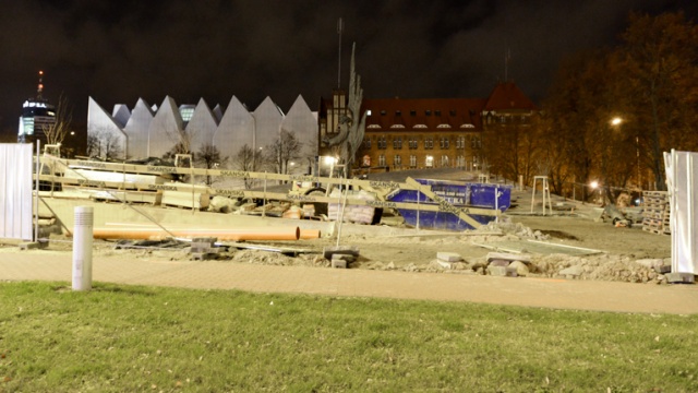 Powalone przez wiatr ogrodzenie budowy Muzeum Przełomów na Placu Solidarności. Fot. Jarosław Gaszyński Ksawery uderzył. Trwa walka z żywiołem i liczenie strat w regionie [ZDJĘCIA, WIDEO, NOWE]