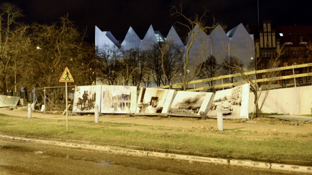 Powalone przez wiatr ogrodzenie budowy Muzeum Przełomów na Placu Solidarności. Fot. Jarosław Gaszyński Ksawery uderzył. Trwa walka z żywiołem i liczenie strat w regionie [ZDJĘCIA, WIDEO, NOWE]