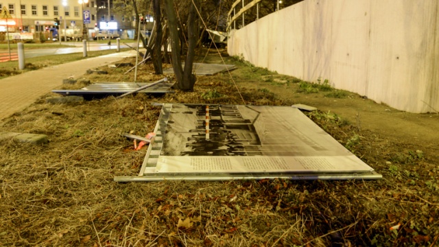 Powalone przez wiatr ogrodzenie budowy Muzeum Przełomów na Placu Solidarności. Fot. Jarosław Gaszyński Ksawery uderzył. Trwa walka z żywiołem i liczenie strat w regionie [ZDJĘCIA, WIDEO, NOWE]