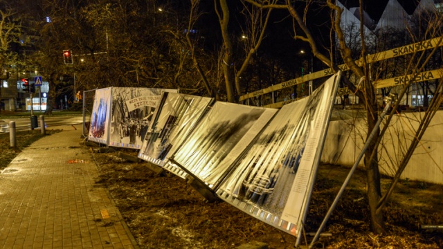 Powalone przez wiatr ogrodzenie budowy Muzeum Przełomów na Placu Solidarności. Fot. Jarosław Gaszyński Ksawery uderzył. Trwa walka z żywiołem i liczenie strat w regionie [ZDJĘCIA, WIDEO, NOWE]