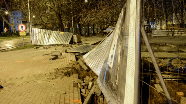 Powalone przez wiatr ogrodzenie budowy Muzeum Przełomów na Placu Solidarności. Fot. Jarosław Gaszyński Ksawery uderzył. Trwa walka z żywiołem i liczenie strat w regionie [ZDJĘCIA, WIDEO, NOWE]