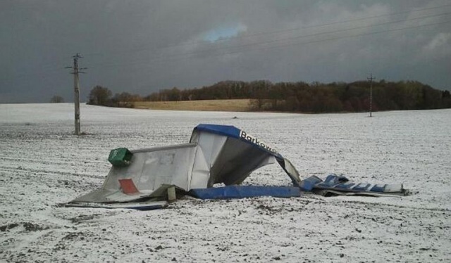 Barkowo koło Gryfic. Wiata autobusowa porwana przez wiatr. Fot. Piotr Tolko [Radio Szczecin] Ksawery uderzył. Trwa walka z żywiołem i liczenie strat w regionie [ZDJĘCIA, WIDEO, NOWE]