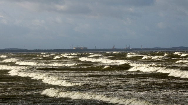Strażacy nad morzem wciąż mają ręce pełne roboty. Widok na plażę w Międzyzrojach. Fot. Sławomir Orlik [Radio Szczecin] Huragan nie odpuszcza na wybrzeżu [ZDJĘCIA, WIDEO]