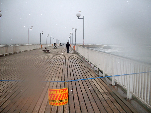 Strażacy nad morzem wciąż mają ręce pełne roboty. Kołobrzeg. Fot. Mariusz Wolański [Radio Szczecin] Huragan nie odpuszcza na wybrzeżu [ZDJĘCIA, WIDEO]