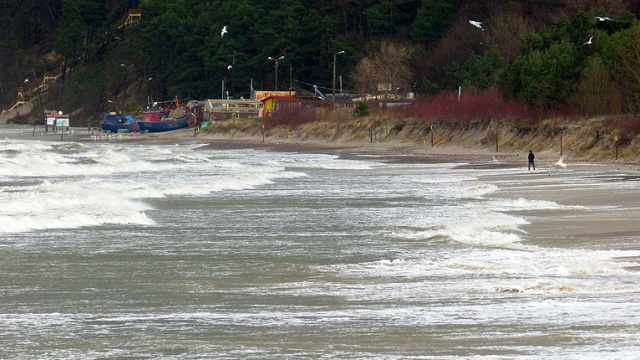 Strażacy nad morzem wciąż mają ręce pełne roboty. Widok na plażę w Międzyzrojach. Fot. Sławomir Orlik [Radio Szczecin] Huragan nie odpuszcza na wybrzeżu [ZDJĘCIA, WIDEO]