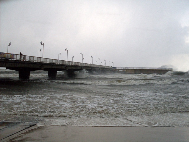 Strażacy nad morzem wciąż mają ręce pełne roboty. Kołobrzeg. Fot. Mariusz Wolański [Radio Szczecin] Huragan nie odpuszcza na wybrzeżu [ZDJĘCIA, WIDEO]