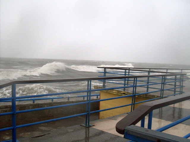 Strażacy nad morzem wciąż mają ręce pełne roboty. Kołobrzeg. Fot. Mariusz Wolański [Radio Szczecin] Huragan nie odpuszcza na wybrzeżu [ZDJĘCIA, WIDEO]