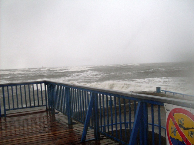 Strażacy nad morzem wciąż mają ręce pełne roboty. Kołobrzeg. Fot. Mariusz Wolański [Radio Szczecin] Huragan nie odpuszcza na wybrzeżu [ZDJĘCIA, WIDEO]