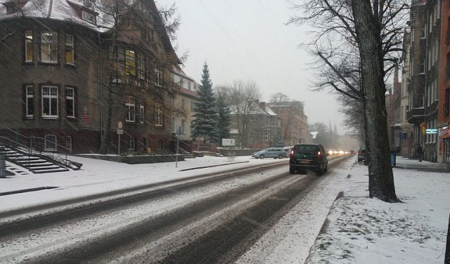 Gwałtowna burza śnieżna przed godziną 15 przeszła także nad Stargardem. Fot. Marek Synowiecki [Radio Szczecin] Burza śnieżna nad Szczecinem i Stargardem [ZDJĘCIA, NOWE]