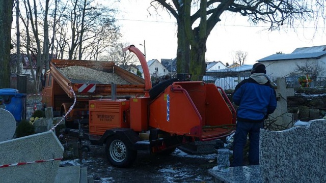 Po godzinie 13, wiatr powalił ponad 20-metrowe drzewo na cmentarzu w Świnoujściu-Przytorze. Fot. Sławomir Orlik [Radio Szczecin] Złamane drzewo zniszczyło nagrobki w Świnoujściu [ZDJĘCIA]