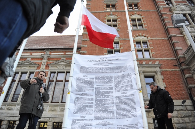 Fot. Łukasz Szełemej [Radio Szczecin] Mikołaj z wizytą w urzędzie. Rózga dla wojewody i bajki dla premiera [ZDJĘCIA, WIDEO]