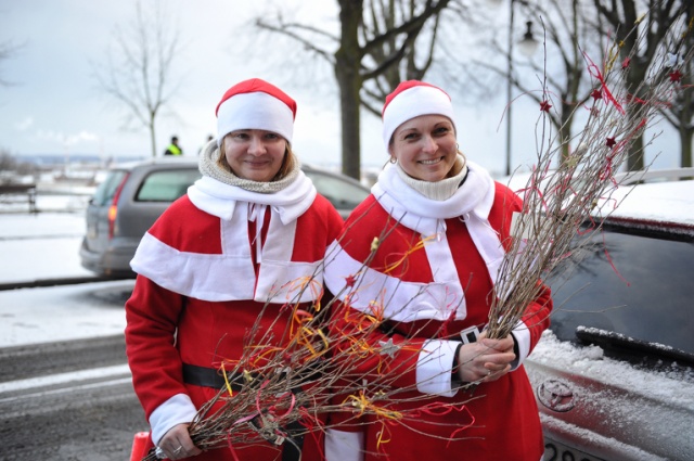 Fot. Łukasz Szełemej [Radio Szczecin] Mikołaj z wizytą w urzędzie. Rózga dla wojewody i bajki dla premiera [ZDJĘCIA, WIDEO]