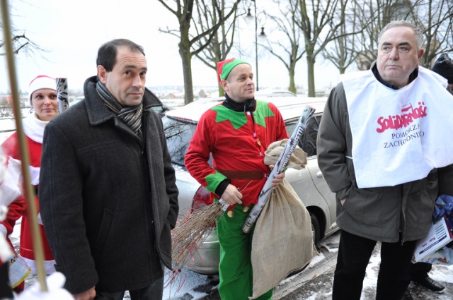 Fot. Łukasz Szełemej [Radio Szczecin] Mikołaj z wizytą w urzędzie. Rózga dla wojewody i bajki dla premiera [ZDJĘCIA, WIDEO]