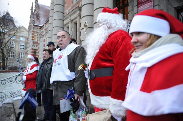 Fot. Łukasz Szełemej [Radio Szczecin] Mikołaj z wizytą w urzędzie. Rózga dla wojewody i bajki dla premiera [ZDJĘCIA, WIDEO]
