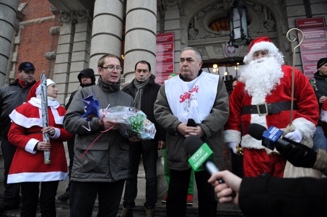 Fot. Łukasz Szełemej [Radio Szczecin] Mikołaj z wizytą w urzędzie. Rózga dla wojewody i bajki dla premiera [ZDJĘCIA, WIDEO]