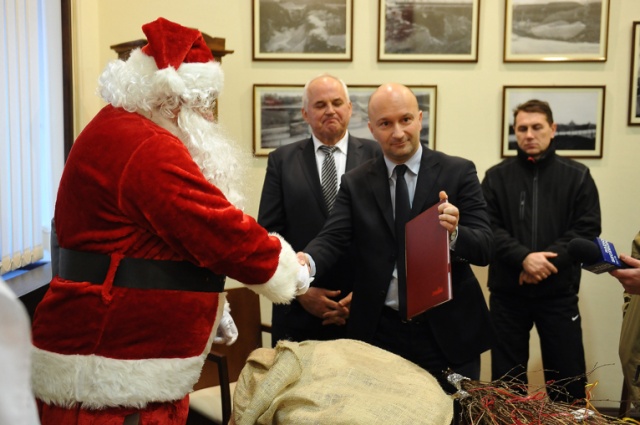 Fot. Łukasz Szełemej [Radio Szczecin] Mikołaj z wizytą w urzędzie. Rózga dla wojewody i bajki dla premiera [ZDJĘCIA, WIDEO]