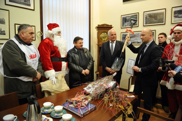 Fot. Łukasz Szełemej [Radio Szczecin] Mikołaj z wizytą w urzędzie. Rózga dla wojewody i bajki dla premiera [ZDJĘCIA, WIDEO]