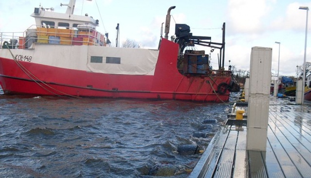 W porcie w Kołobrzegu obowiązuje alarm przeciwsztormowy. Fot. Mariusz Wolański [Radio Szczecin] Wiatr słabnie, przyszła cofka. Nie ma zagrożenia powodzią [ZDJĘCIA, WIDEO, NOWE]