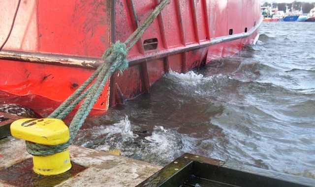 W porcie w Kołobrzegu obowiązuje alarm przeciwsztormowy. Fot. Mariusz Wolański [Radio Szczecin] Wiatr słabnie, przyszła cofka. Nie ma zagrożenia powodzią [ZDJĘCIA, WIDEO, NOWE]