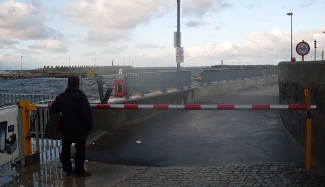 Woda zalała plażę w Kołobrzegu. Fot. Mariusz Wolański [Radio Szczecin] Wiatr słabnie, przyszła cofka. Nie ma zagrożenia powodzią [ZDJĘCIA, WIDEO, NOWE]