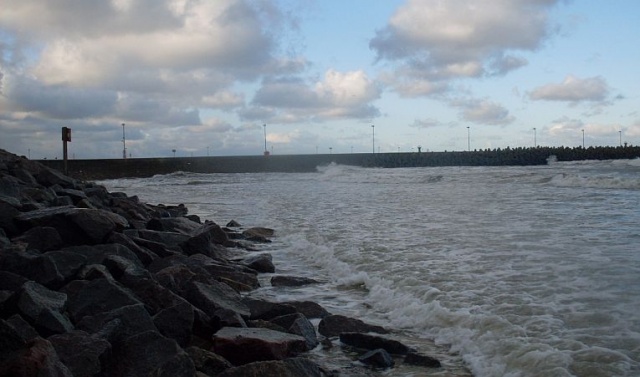 Woda zalała plażę w Kołobrzegu. Fot. Mariusz Wolański [Radio Szczecin] Wiatr słabnie, przyszła cofka. Nie ma zagrożenia powodzią [ZDJĘCIA, WIDEO, NOWE]