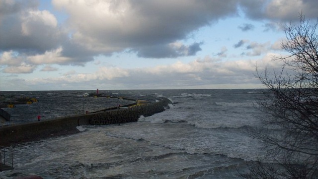 Woda zalała plażę w Kołobrzegu. Fot. Mariusz Wolański [Radio Szczecin] Wiatr słabnie, przyszła cofka. Nie ma zagrożenia powodzią [ZDJĘCIA, WIDEO, NOWE]