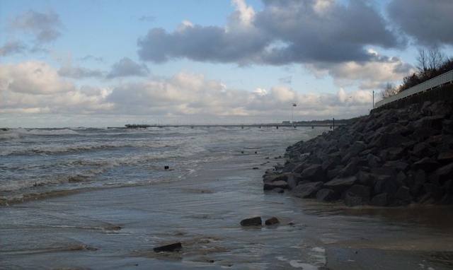 Woda zalała plażę w Kołobrzegu. Fot. Mariusz Wolański [Radio Szczecin] Wiatr słabnie, przyszła cofka. Nie ma zagrożenia powodzią [ZDJĘCIA, WIDEO, NOWE]