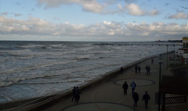 Woda zalała plażę w Kołobrzegu. Fot. Mariusz Wolański [Radio Szczecin] Wiatr słabnie, przyszła cofka. Nie ma zagrożenia powodzią [ZDJĘCIA, WIDEO, NOWE]