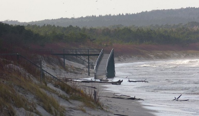 Gmina Dziwnów. Fot. Sławomir Orlik [Radio Szczecin] Wiatr słabnie, przyszła cofka. Nie ma zagrożenia powodzią [ZDJĘCIA, WIDEO, NOWE]