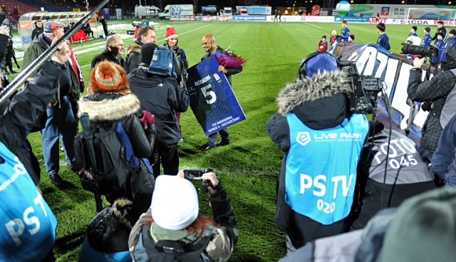 Piłkarze Pogoni zremisowali 1:1 z Jagiellonią Białystok w 20. kolejce piłkarskiej ekstraklasy. To ostatni w tym roku meczu Portowców w Szczecinie. Fot. Łukasz Szełemej [Radio Szczecin] Passa bez wygranej trwa. Remis z Jagą na pożegnanie Ediego [WIDEO, ZDJĘCIA, RELACJA]