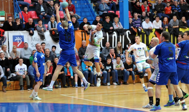 Piłkarze ręczni drużyny GAZ-SYSTEM Pogoń Szczecin zremisowali 31:31 z drużyną Chrobry Głogów w ostatnim w tym roku meczu Superligi. Fot. Łukasz Szełemej [Radio Szczecin] GAZ-SYSTEM remisuje z Chrobrym [ZDJĘCIA]