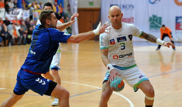 Piłkarze ręczni drużyny GAZ-SYSTEM Pogoń Szczecin zremisowali 31:31 z drużyną Chrobry Głogów w ostatnim w tym roku meczu Superligi. Fot. Łukasz Szełemej [Radio Szczecin] GAZ-SYSTEM remisuje z Chrobrym [ZDJĘCIA]