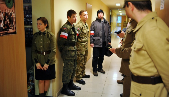 Paczka dla Bohatera. Fot. Łukasz Szełemej [Radio Szczecin] Świąteczne "Paczki dla Bohaterów" rozwiezione. Trafiły do żołnierzy AK i NSZ [WIDEO, ZDJĘCIA]