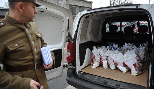 Paczka dla Bohatera. Fot. Łukasz Szełemej [Radio Szczecin] Świąteczne "Paczki dla Bohaterów" rozwiezione. Trafiły do żołnierzy AK i NSZ [WIDEO, ZDJĘCIA]