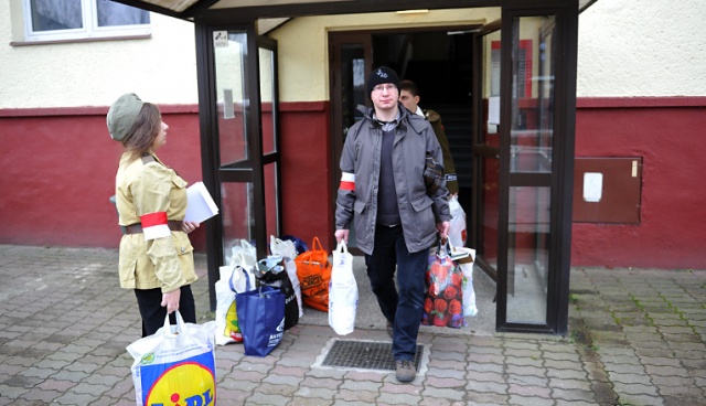 Paczka dla Bohatera. Fot. Łukasz Szełemej [Radio Szczecin] Świąteczne "Paczki dla Bohaterów" rozwiezione. Trafiły do żołnierzy AK i NSZ [WIDEO, ZDJĘCIA]