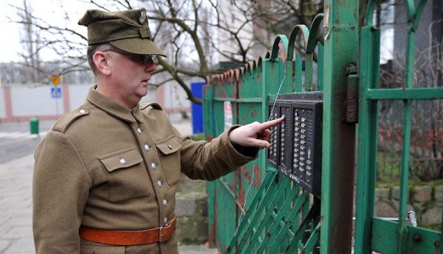 Paczka dla Bohatera. Fot. Łukasz Szełemej [Radio Szczecin] Świąteczne "Paczki dla Bohaterów" rozwiezione. Trafiły do żołnierzy AK i NSZ [WIDEO, ZDJĘCIA]