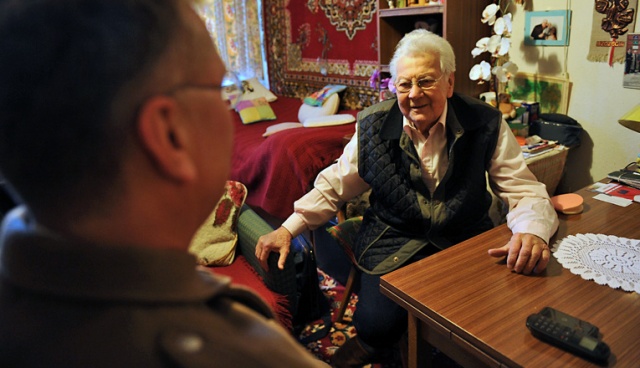 Paczka dla Bohatera. Fot. Łukasz Szełemej [Radio Szczecin] Świąteczne "Paczki dla Bohaterów" rozwiezione. Trafiły do żołnierzy AK i NSZ [WIDEO, ZDJĘCIA]