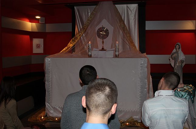 Podczas Cristoteki w jednym z pomieszczeń można było modlić się przed Najświętszym Sakramentem.Fot. Piotr Kołodziejski [Radio Szczecin]