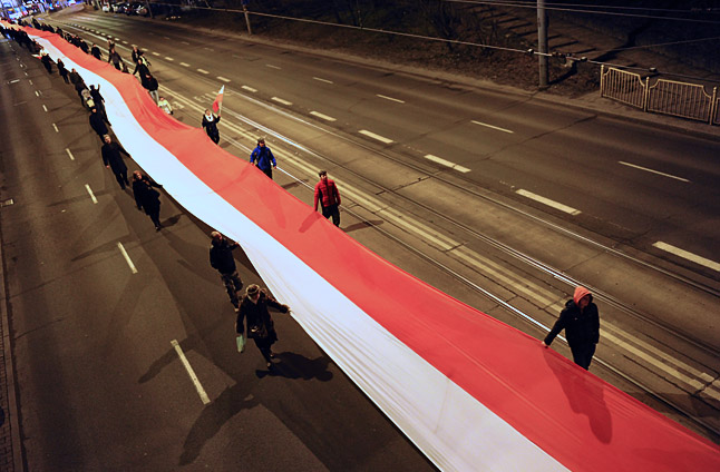 Podczas pochodu rozwinięto najdłuższą flagę Polski, ma ona ponad kilometr długości. Fot. Łukasz Szełemej [Radio Szczecin]