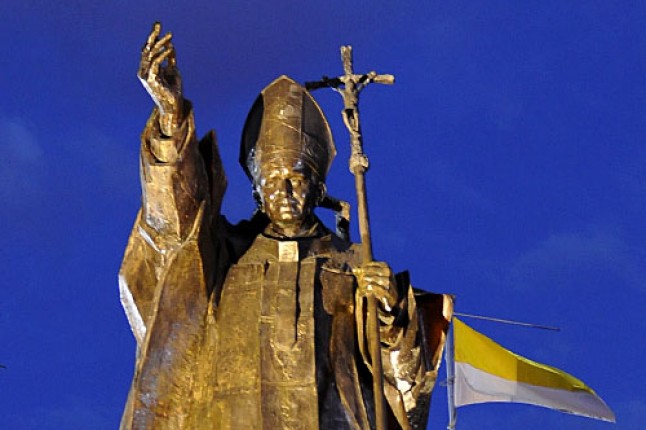 W 8. rocznicę śmierci bł. Jana Pawła II pod pomnikiem Papieża Polaka na Jasnych Błoniach o 21 rozpoczęła się wspólna modlitwa o jego wstawiennictwo. Fot. Łukasz Szełemej [Radio Szczecin/Archiwum]